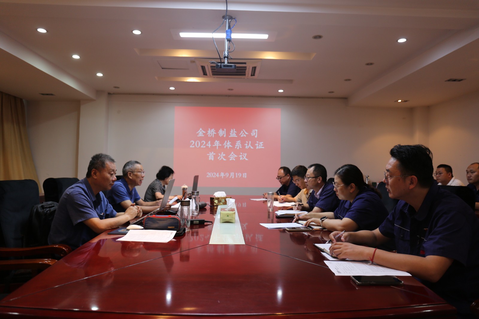 近日，金橋制鹽公司通過北京世標(biāo)認(rèn)證中心審核，給予食品安全管理體系、環(huán)境管理體系和職業(yè)健康安全管理體系認(rèn)證“保持認(rèn)證資格”的監(jiān)督審核結(jié)論，給予質(zhì)量管理體系認(rèn)證“再次注冊”的再認(rèn)證審核結(jié)論。通過審核，是對公司精細化管理成果的檢驗，促進公司內(nèi)控管理水平持續(xù)提升。（李曉月）