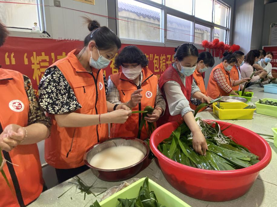 青口供電所黨支部聯(lián)合生產(chǎn)生活服務(wù)中心分會(huì)、黃沙坨社區(qū)，共同舉辦“悠悠艾草香 濃濃端午情”系列活動(dòng)。.png